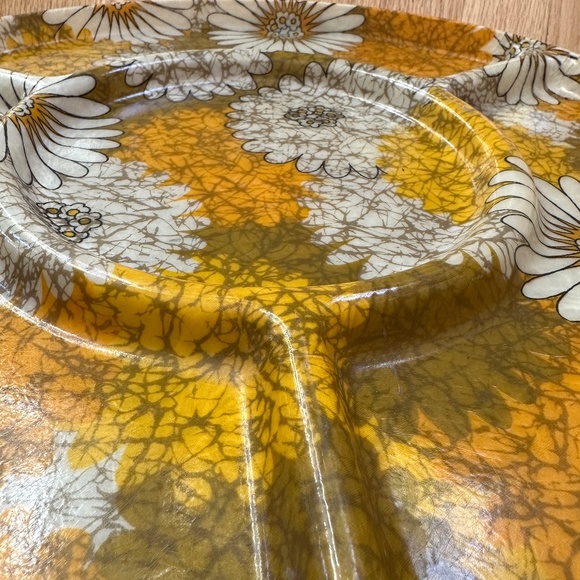 Traymold Fiberglass 16" Round Divided Serving Tray Yellow White Big Daisy Flower - Picture 9 of 15